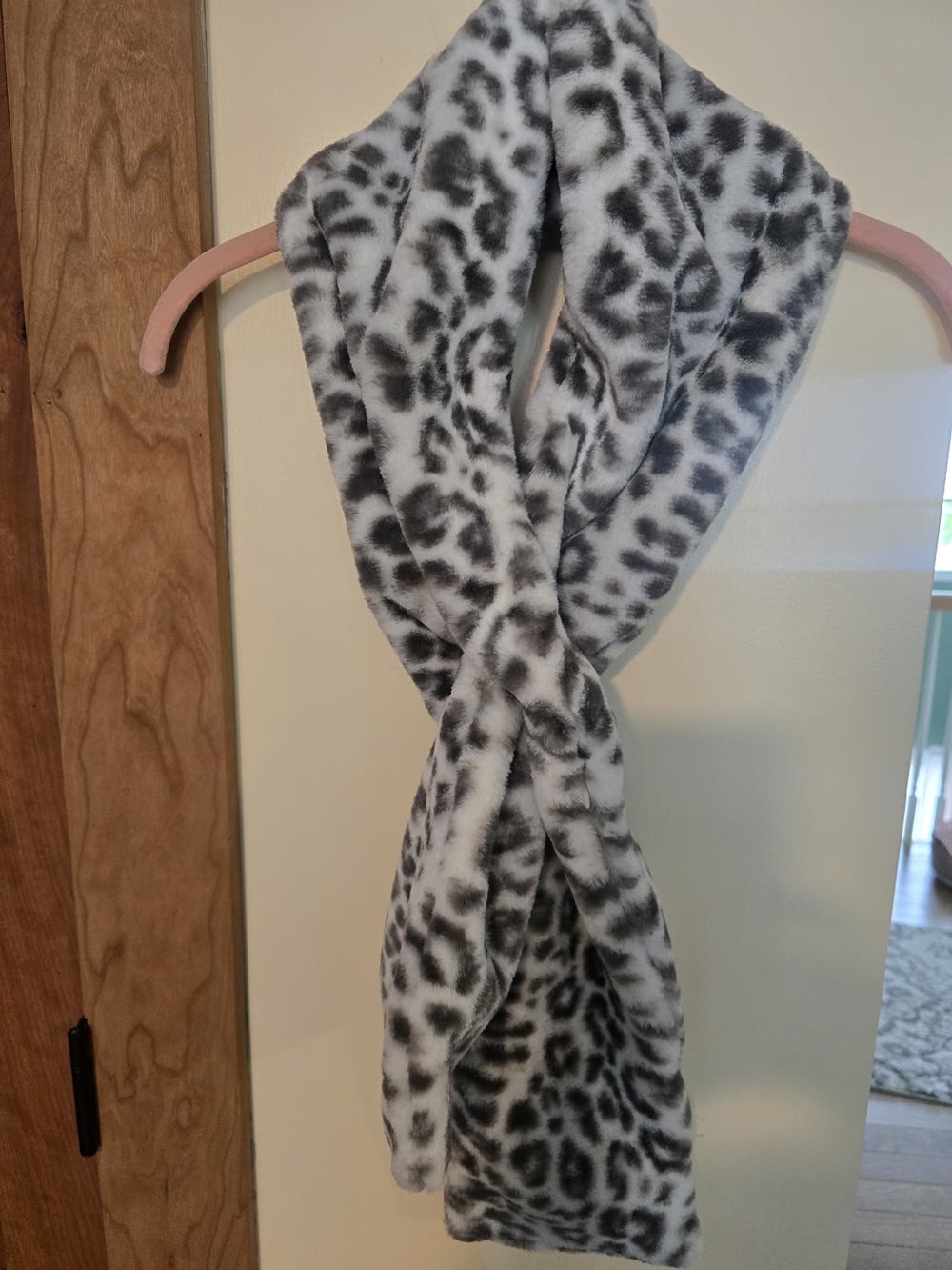 Cozy Faux Fur Leopard Print Scarf - Gray & White